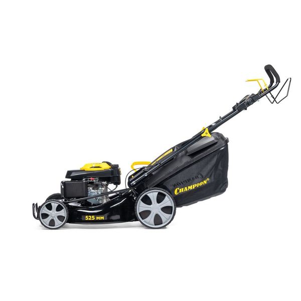 Champion LM5345 в работе на газоне