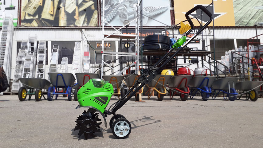Аккумуляторный культиватор Greenworks G40TL с видимыми фрезами и колесами