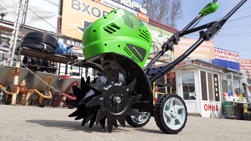Вид мотокультиватора Greenworks G40TL сверху с акцентом на рукоятку и управление