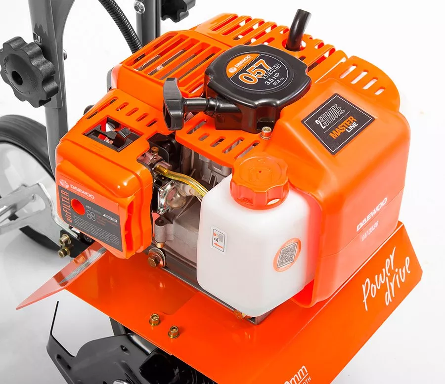 Daewoo Power DAT 3530 – вид сверху на ножи и двигатель