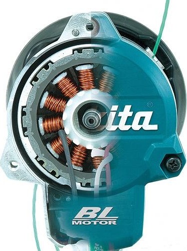 Триммер Makita DUR368AZ с ножом и леской в работе