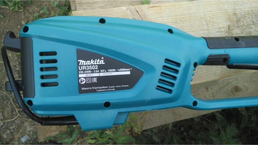 Макита UR3502 с защитным кожухом и эргономичной рукояткой