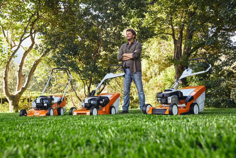 Триммер STIHL FSE 52 в работе – аккуратное подравнивание газона